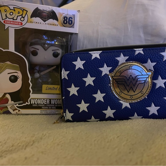 Wonder Woman Blue Star Wallet with Limited Edition Funko pop - Picture 1 of 4